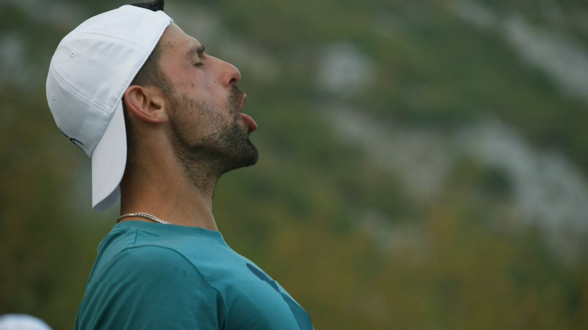 SVolee's tweet photo. Terminé "Le loup en hiver".

Malgré la brièveté du format (1h30), le docu capture à merveille les zones grises de Djokovic, les fêlures indélébiles de son enfance et les raisons qui le poussent à jouer encore.

Du très, très bon boulot.🐺

Meilleur docu sur l'un des Big 4. 👏 https://t.co/eCeSJ6nwfW