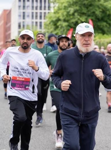 SeyhYakubi's tweet photo. Şeyh Efendi'yi çok enerjik bulanlar olmuş, iki ay öncesinden bu fotoğrafları paylaşmak istedik :)

Manchester Maratonu, Haziran 2026 https://t.co/VN1JhEGdYb