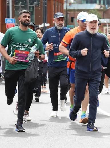 SeyhYakubi's tweet photo. Şeyh Efendi'yi çok enerjik bulanlar olmuş, iki ay öncesinden bu fotoğrafları paylaşmak istedik :)

Manchester Maratonu, Haziran 2026 https://t.co/VN1JhEGdYb
