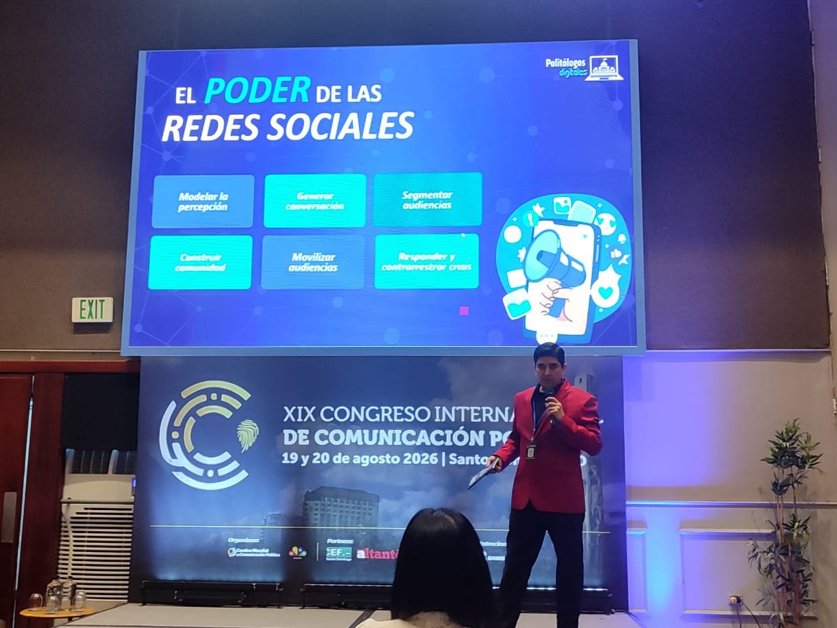 CumbreCP's tweet photo. 📍Día 2 #CongresoRD 

@GiovanniBerroaO -. ¿ORDEN O CAOS?

​"Usar IA en campaña no se trata de generar imágenes por segundo, sino de armar capítulo a capítulo la historia humana tras el candidato: su familia, su cultura y su gente." https://t.co/ATJEIycOXl