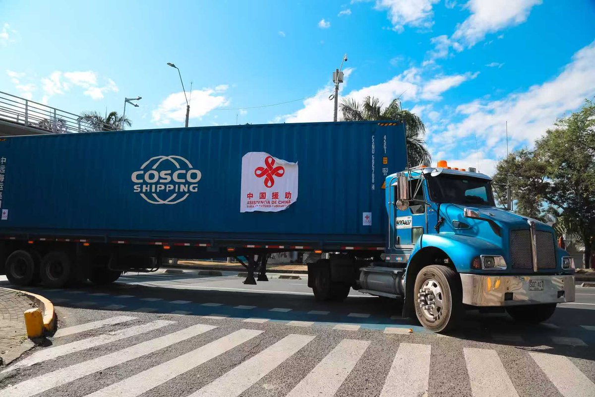 zhu_jingyang's tweet photo. Parte de la asistencia humanitaria, y el resto lleva tiempo para descargarse.

Fuerza Colombia! 🇨🇴🇨🇳🙌🙌
El Valle lo vamos a reconstruir juntos! https://t.co/a3u0CjyS5H