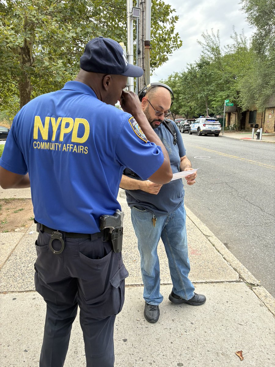 NYPD120Pct's tweet photo. Our Community Affairs team was out today informing the community regarding jewelry scams. Please be aware of your surroundings and when possible watch out for distractions. https://t.co/4cW1FO00cO