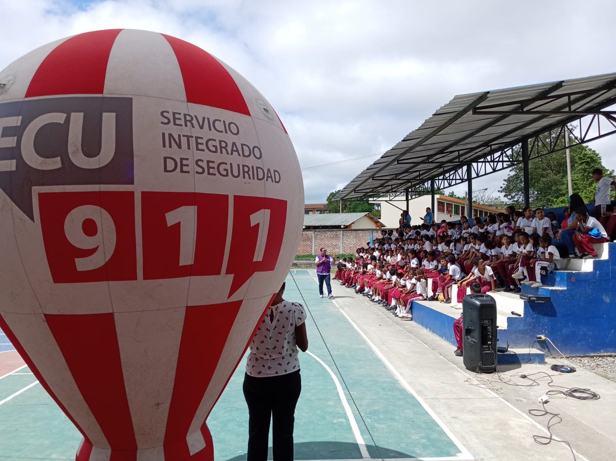 ecu911Ibarra's tweet photo. 📍 #Esmeraldas l El Centro Operativo Local @ECU911_ Esmeraldas compartió una charla con niñas y niños en las instalaciones de la Unidad Educativa Fiscal Carlos Concha Torres de Esmeraldas.

Durante este encuentro conocieron el trabajo que se realiza desde el Servicio Integrado de Seguridad para atender y coordinar las emergencias.

La actividad fue liderada por el Jefe del Centro Operativo Local @ECU911_, @cristianpradoA, quien destacó la importancia de utilizar correctamente la #LíneaÚnicaParaEmergencias 📞 9-1-1 y contribuir a una cultura de prevención y seguridad. 🚨