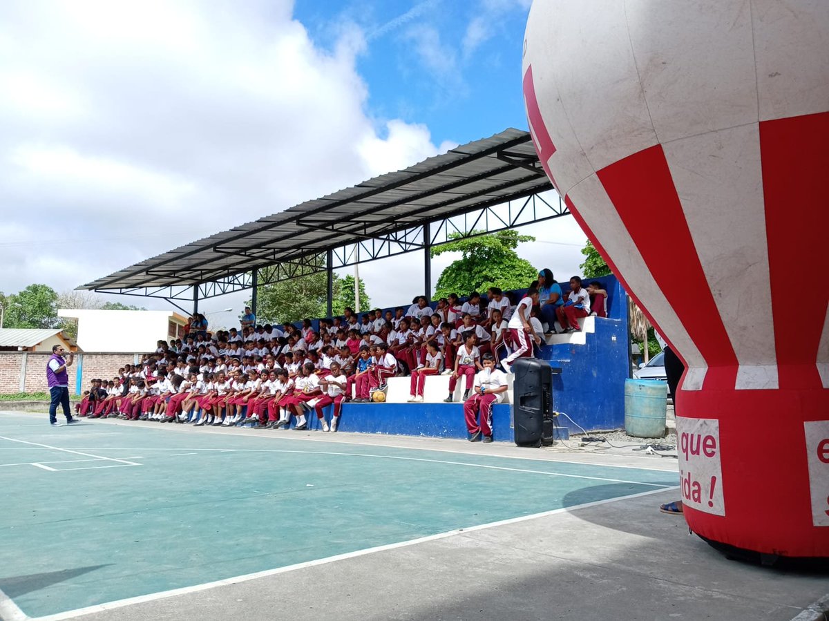 ecu911Ibarra's tweet photo. 📍 #Esmeraldas l El Centro Operativo Local @ECU911_ Esmeraldas compartió una charla con niñas y niños en las instalaciones de la Unidad Educativa Fiscal Carlos Concha Torres de Esmeraldas.

Durante este encuentro conocieron el trabajo que se realiza desde el Servicio Integrado de Seguridad para atender y coordinar las emergencias.

La actividad fue liderada por el Jefe del Centro Operativo Local @ECU911_, @cristianpradoA, quien destacó la importancia de utilizar correctamente la #LíneaÚnicaParaEmergencias 📞 9-1-1 y contribuir a una cultura de prevención y seguridad. 🚨