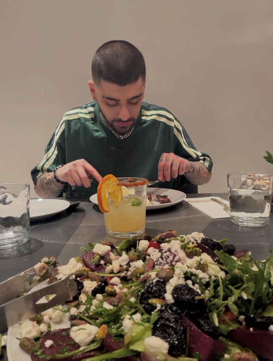 isntniallaway's tweet photo. amo que ele sempre posta uma foto comendo pra depois eu poder usar como boyfriend material https://t.co/UAv3eOyHmN