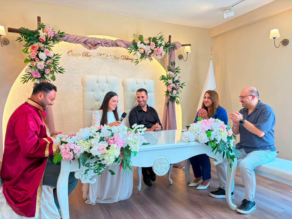 Hulya_Ekin33's tweet photo. Bugün teşkilatımız için çok özel ve kıymetli bir güne şahitlik ettik. 🤍

Kıymetli Başkan Yardımcımız, yol arkadaşımız Esra Alata’nın nikâhında şahitlik yapmanın mutluluğunu yaşadım.

Esra’mızın bu güzel gününde, kendi kızımızın mutluluğuna ortak olur gibi tarifsiz bir heyecan ve mutluluk yaşadık. Çünkü bizler sadece aynı teşkilat çatısı altında görev yapan yol arkadaşları değil, birbirinin sevincini kendi sevinci bilen büyük bir aileyiz.

Rabbim Esra ve eşine bir ömür boyu huzur, sağlık, muhabbet ve mutluluk nasip etsin. Yuvaları sevgiyle, gönülleri huzurla dolsun. 🤲🏻🌸

Mutluluğunuz daim olsun Esra’mız. Nice güzel günlerinize birlikte şahit olmak dileğiyle… ❤️