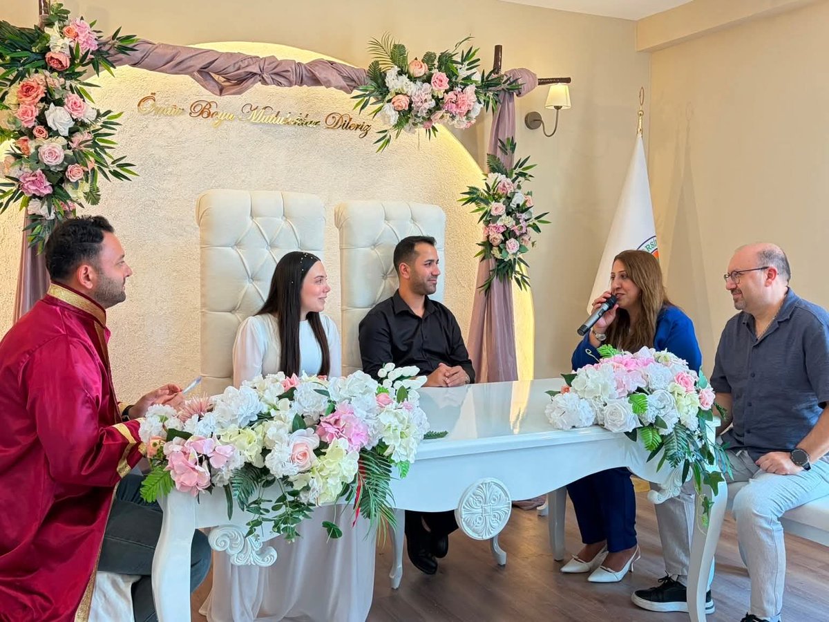 Hulya_Ekin33's tweet photo. Bugün teşkilatımız için çok özel ve kıymetli bir güne şahitlik ettik. 🤍

Kıymetli Başkan Yardımcımız, yol arkadaşımız Esra Alata’nın nikâhında şahitlik yapmanın mutluluğunu yaşadım.

Esra’mızın bu güzel gününde, kendi kızımızın mutluluğuna ortak olur gibi tarifsiz bir heyecan ve mutluluk yaşadık. Çünkü bizler sadece aynı teşkilat çatısı altında görev yapan yol arkadaşları değil, birbirinin sevincini kendi sevinci bilen büyük bir aileyiz.

Rabbim Esra ve eşine bir ömür boyu huzur, sağlık, muhabbet ve mutluluk nasip etsin. Yuvaları sevgiyle, gönülleri huzurla dolsun. 🤲🏻🌸

Mutluluğunuz daim olsun Esra’mız. Nice güzel günlerinize birlikte şahit olmak dileğiyle… ❤️