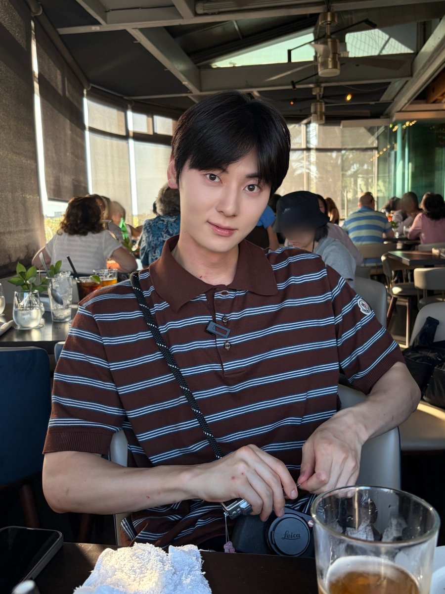 Chanaiiru_'s tweet photo. Minhyun drank beer and then dozed off in the restaurant lol 😭😭 Daehwi took these photos ☺️ https://t.co/m1UcLebKkf