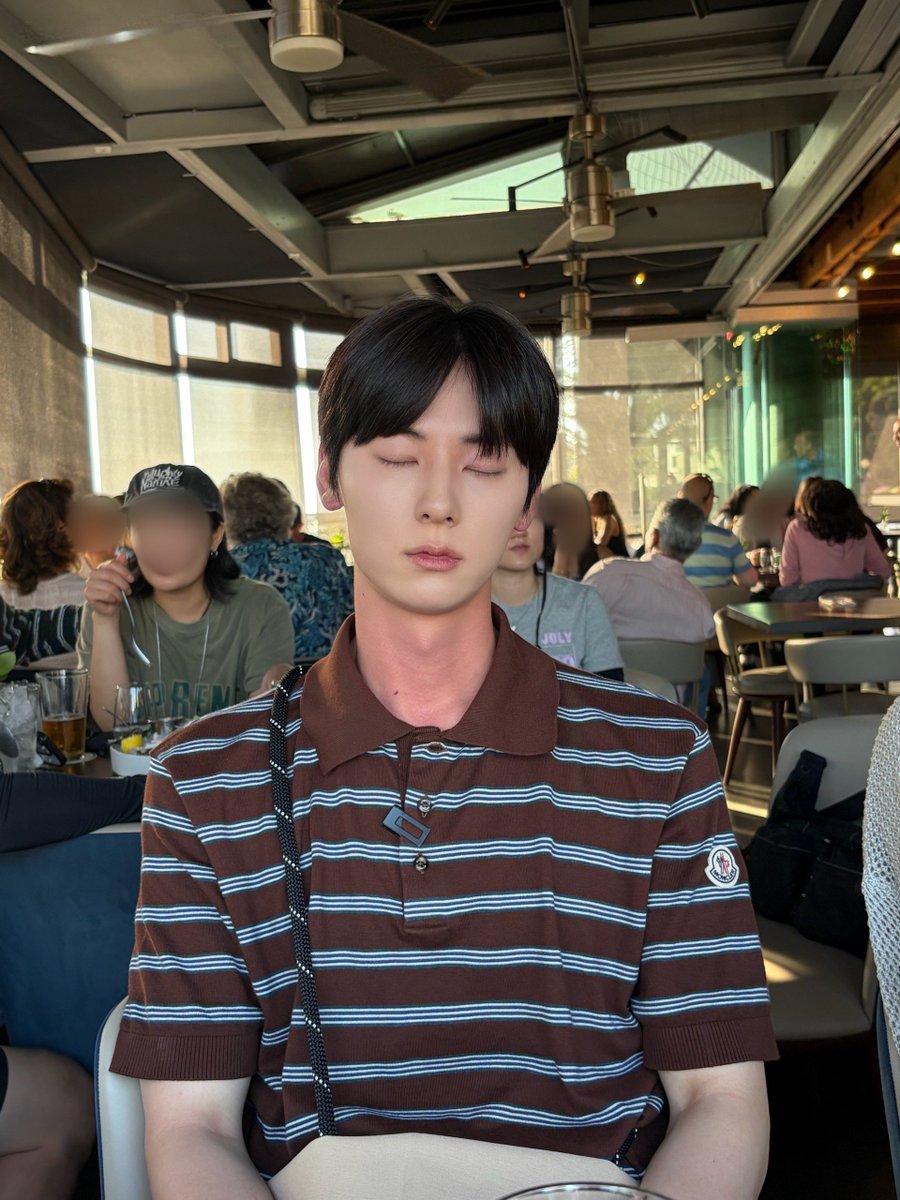 Chanaiiru_'s tweet photo. Minhyun drank beer and then dozed off in the restaurant lol 😭😭 Daehwi took these photos ☺️ https://t.co/m1UcLebKkf