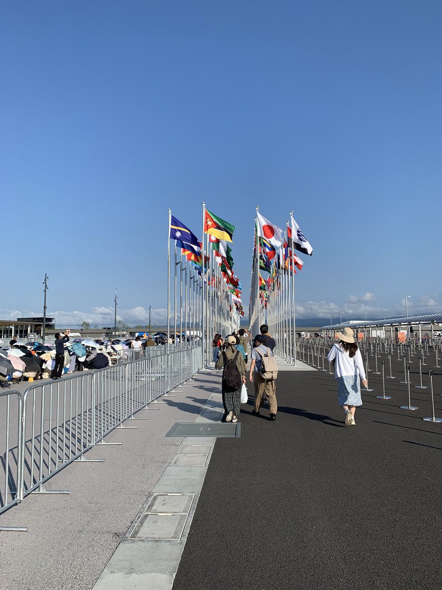 25gintoko's tweet photo. １年前の8/20、初めての万博だったんだ。

イタリア館、お目当ての月の石に、日本館。
大好きになって夜は必ず見に行った、アオと虹のパレード。

このときはまだ、関東から大阪へ何回も通うことになるとは思っていなかった。 https://t.co/n0qN6lmdTL