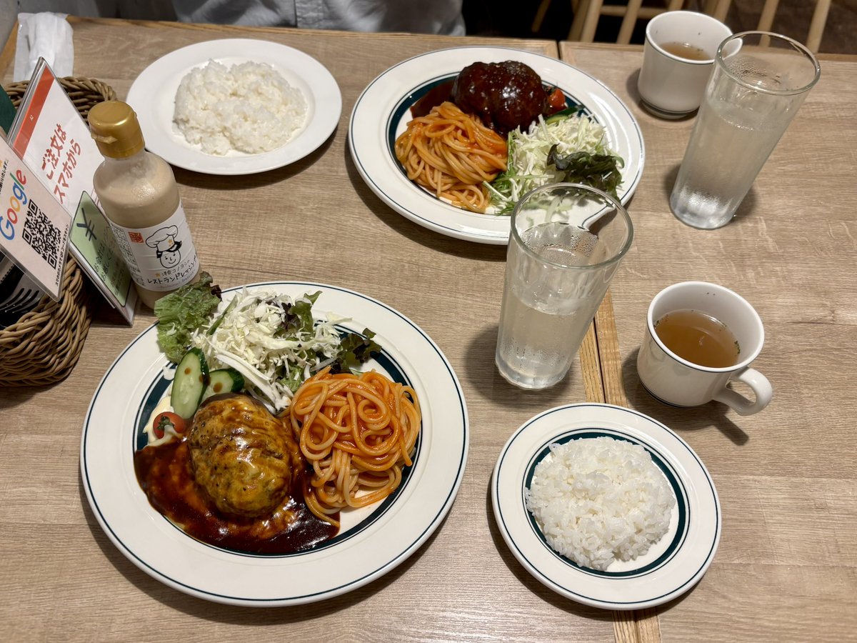 menmeru0614's tweet photo. 昨日は野球の試合観戦後に、義両親とお義姉ちゃんと洋食コノヨシへ。

4人掛け席×2に別れて座ったからノリタと悠陽の分のお料理だけ貼るー！

美味しいハンバーグをご馳走になって＋クジで当たったお義姉ちゃんの推しをプレゼントしたら推しのクールフードタオルを貰ってしまって嬉しすぎた(*´﹀` *)♡ https://t.co/N5Q69l8ziE