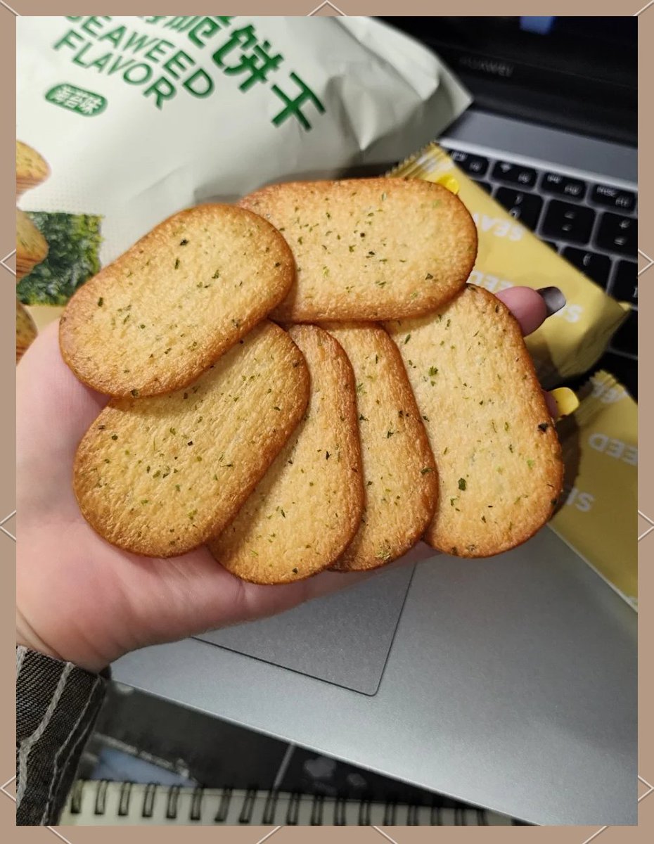 pangprang_02's tweet photo. Just popped a bag of crispy seaweed crackers—crunchy, savory, and perfect for lazy snack time  Tag a friend who’d steal a piece!， https://t.co/gkK4nGdZP2