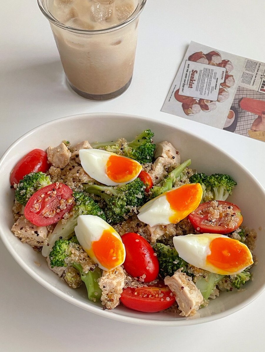 levinson8's tweet photo. Today’s win: 15-minute high-protein low-carb bowl—grilled chicken, roasted broccoli, and quinoa. Fuel your body without the fluff! https://t.co/BjR9ApwIbV