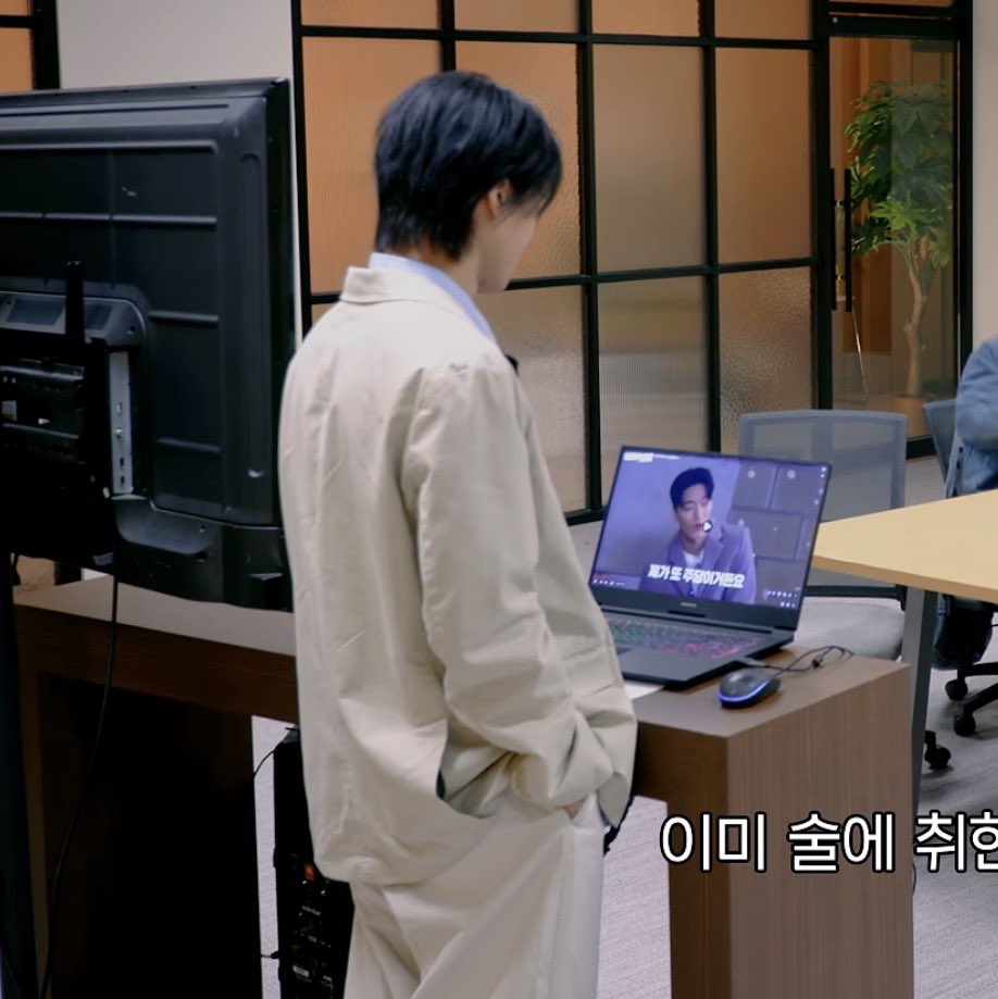 cherrydue2's tweet photo. 이거 자세부터 영상 보시는 것까지 너무 대표님이라서 힘덜다… https://t.co/FdtsO2Hk4Z