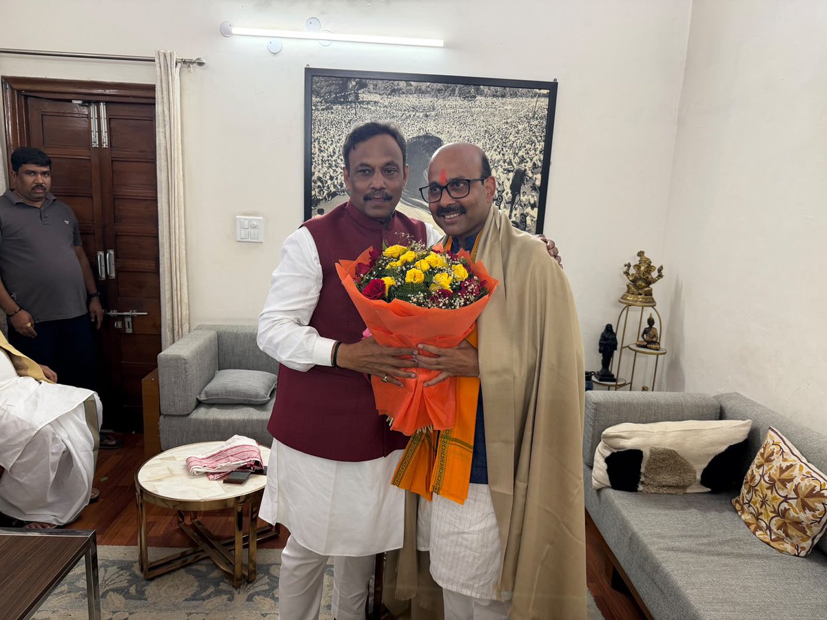 HarishD_BJP's tweet photo. भारतीय जनता पार्टी के राष्ट्रीय महामंत्री एवं नवनियुक्त उत्तर प्रदेश प्रभारी आदरणीय श्री विनोद तावड़े जी से आज उनके आवास पर आत्मीय भेंट कर नवीन दायित्वों के लिए हार्दिक बधाई एवं शुभकामनाएं प्रेषित कीं।

संगठन के प्रति आपका दीर्घ अनुभव, समर्पण एवं कार्यकर्ताओं के साथ आत्मीय जुड़ाव निश्चित रूप से उत्तर प्रदेश में भाजपा संगठन को और अधिक सशक्त एवं गतिशील बनाएगा।

माननीय प्रधानमंत्री श्री नरेंद्र मोदी जी के प्रेरणादायी नेतृत्व एवं भाजपा के माननीय राष्ट्रीय अध्यक्ष श्री नितिन नबीन जी के कुशल मार्गदर्शन में, हम सभी कार्यकर्ता संगठन को और अधिक सशक्त करते हुए जनसेवा एवं राष्ट्र निर्माण के संकल्प को पूरी निष्ठा एवं समर्पण के साथ आगे बढ़ाएंगे।

नवीन दायित्व के लिए पुनः हार्दिक बधाई एवं अनंत शुभकामनाएं।
