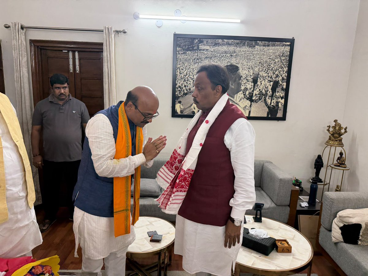 HarishD_BJP's tweet photo. भारतीय जनता पार्टी के राष्ट्रीय महामंत्री एवं नवनियुक्त उत्तर प्रदेश प्रभारी आदरणीय श्री विनोद तावड़े जी से आज उनके आवास पर आत्मीय भेंट कर नवीन दायित्वों के लिए हार्दिक बधाई एवं शुभकामनाएं प्रेषित कीं।

संगठन के प्रति आपका दीर्घ अनुभव, समर्पण एवं कार्यकर्ताओं के साथ आत्मीय जुड़ाव निश्चित रूप से उत्तर प्रदेश में भाजपा संगठन को और अधिक सशक्त एवं गतिशील बनाएगा।

माननीय प्रधानमंत्री श्री नरेंद्र मोदी जी के प्रेरणादायी नेतृत्व एवं भाजपा के माननीय राष्ट्रीय अध्यक्ष श्री नितिन नबीन जी के कुशल मार्गदर्शन में, हम सभी कार्यकर्ता संगठन को और अधिक सशक्त करते हुए जनसेवा एवं राष्ट्र निर्माण के संकल्प को पूरी निष्ठा एवं समर्पण के साथ आगे बढ़ाएंगे।

नवीन दायित्व के लिए पुनः हार्दिक बधाई एवं अनंत शुभकामनाएं।