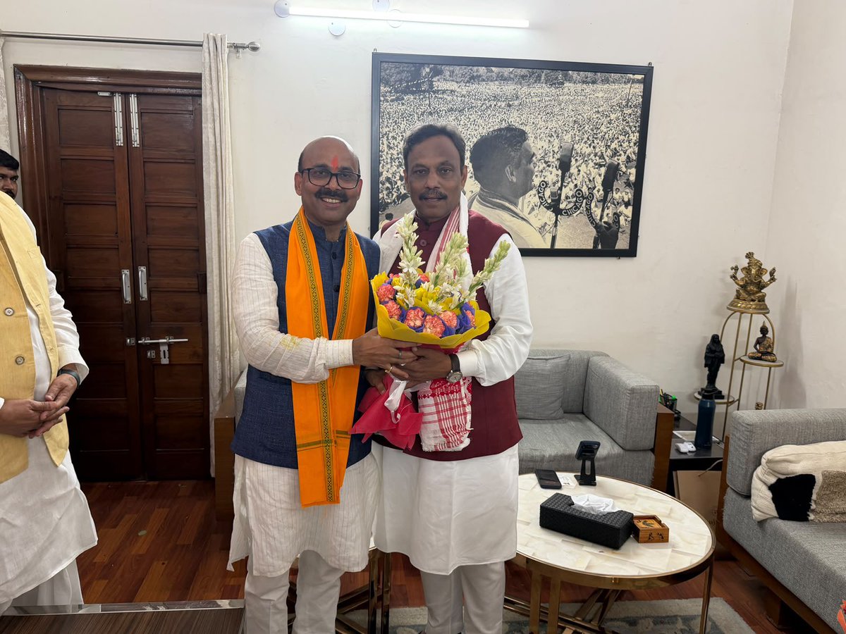 HarishD_BJP's tweet photo. भारतीय जनता पार्टी के राष्ट्रीय महामंत्री एवं नवनियुक्त उत्तर प्रदेश प्रभारी आदरणीय श्री विनोद तावड़े जी से आज उनके आवास पर आत्मीय भेंट कर नवीन दायित्वों के लिए हार्दिक बधाई एवं शुभकामनाएं प्रेषित कीं।

संगठन के प्रति आपका दीर्घ अनुभव, समर्पण एवं कार्यकर्ताओं के साथ आत्मीय जुड़ाव निश्चित रूप से उत्तर प्रदेश में भाजपा संगठन को और अधिक सशक्त एवं गतिशील बनाएगा।

माननीय प्रधानमंत्री श्री नरेंद्र मोदी जी के प्रेरणादायी नेतृत्व एवं भाजपा के माननीय राष्ट्रीय अध्यक्ष श्री नितिन नबीन जी के कुशल मार्गदर्शन में, हम सभी कार्यकर्ता संगठन को और अधिक सशक्त करते हुए जनसेवा एवं राष्ट्र निर्माण के संकल्प को पूरी निष्ठा एवं समर्पण के साथ आगे बढ़ाएंगे।

नवीन दायित्व के लिए पुनः हार्दिक बधाई एवं अनंत शुभकामनाएं।