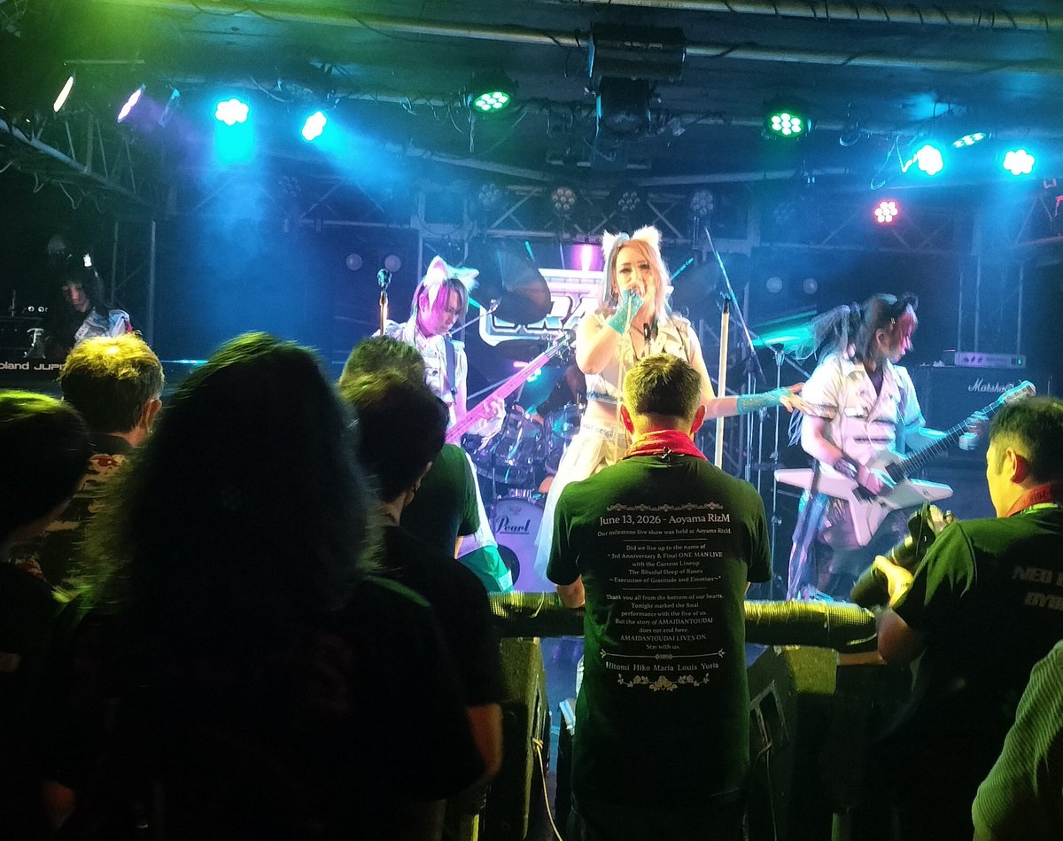 thunderfive5555's tweet photo. VRAIN、以前見た時とはかなりメンバーが変わってる。Voの女性、カッコよくて華があるしキャラも明るい。キーボードも存在感あって良い。ギターの人の表情も良い。バンドが全体的に明るい雰囲気になってる。これはお客さんも曲に合わせて自然と手を上げるわ。
#vrain #NyaMetalFest https://t.co/JF00gLDIBT