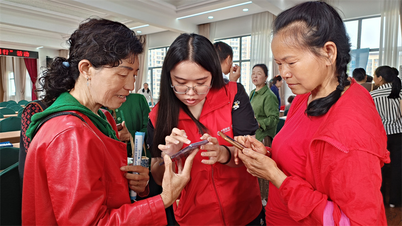 fireworks113073's tweet photo. Spent my morning with local elders at the community center, helping them learn to video call their grandkids—big smiles all around, worth every minute  #VolunteerWork #CommunityLove https://t.co/cFSNjCWzg7