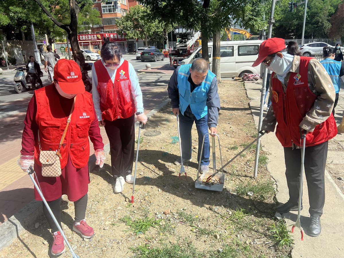 AlphonseBrxn8t's tweet photo. Join our neighborhood park clean-up this Sat 9am! Gloves u0026 bags provided. Meet at main entrance. Let’s spruce up our shared space together! https://t.co/qensguWf75