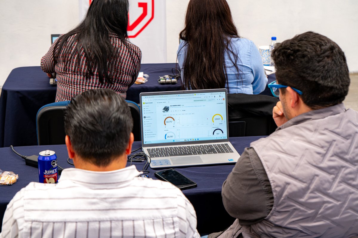 MICROSIDE_MX's tweet photo. 🚀 La semana pasada estuvimos presentes en COMPARMEX Tlaxcala e impartimos un workshop de #XIDEIoT para empresas, además de presentar #PlanetDebug de @mikroel mediante ecosistemas reales de hardware.
#Microside #Industria40 #IoT https://t.co/lqbXCXcOb5