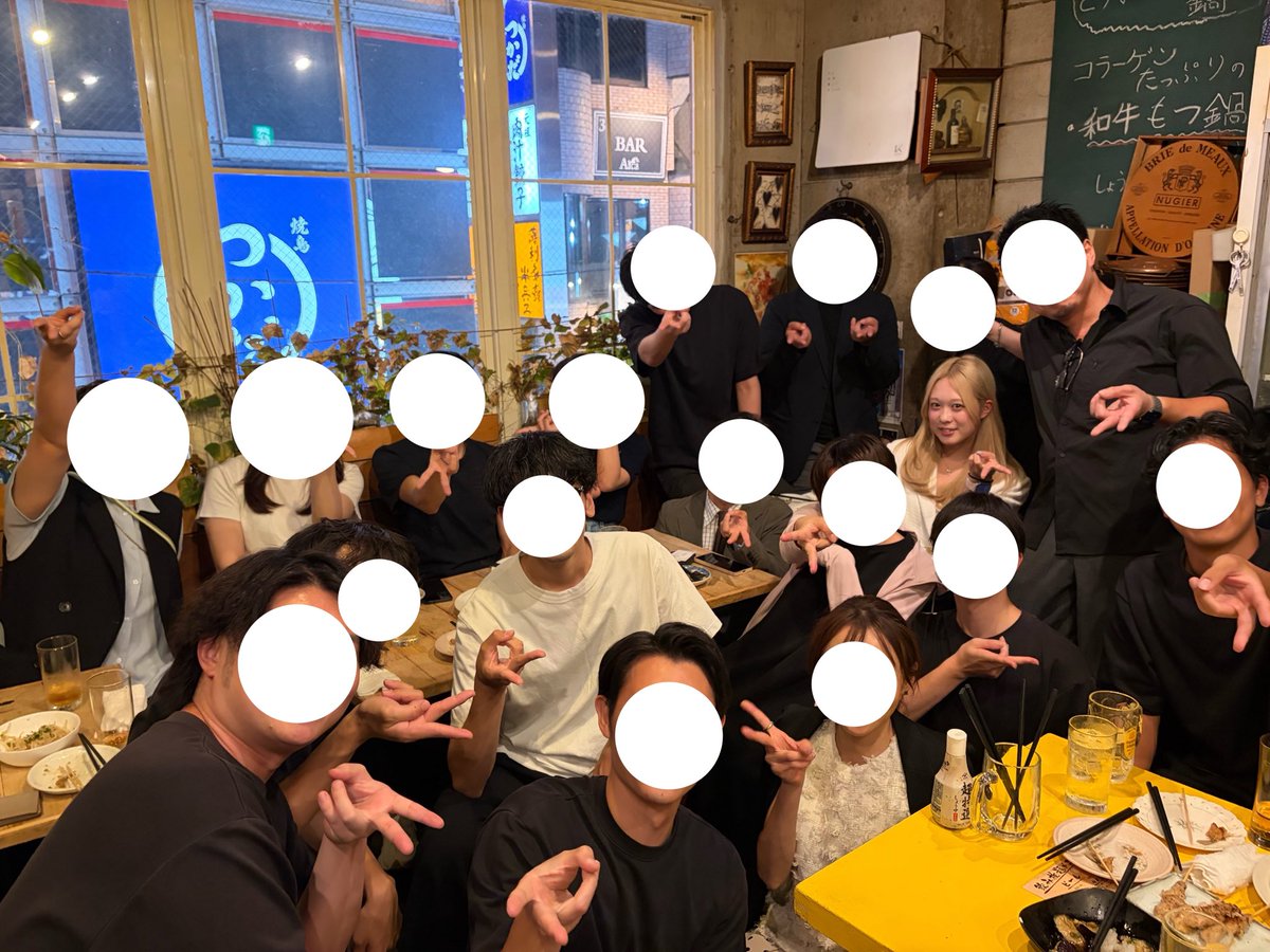 Shachoumesov's tweet photo. 昨日の人事交流会の写真をいただいたので📸

みなさんにお願いしてギャルピースしてもらいました✌️💖笑
そして安定に金髪がわかりやすい😂

改めてありがとうございました✨
#人事　#採用　#27卒　#28卒　#インターン https://t.co/KnUkb6QtKL