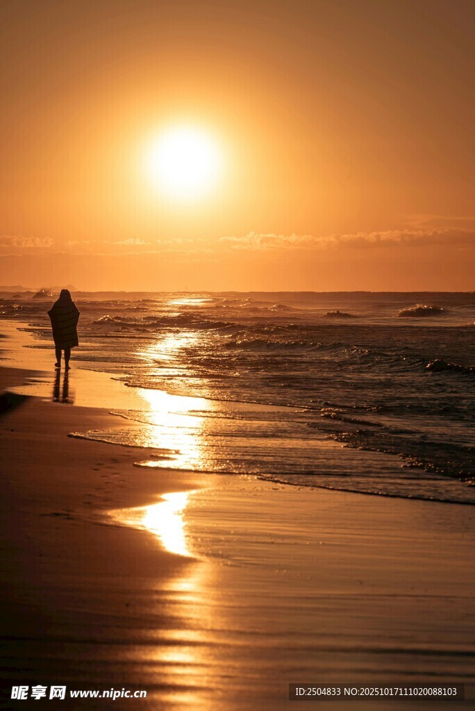 RhondaD1998's tweet photo. Just had a long walk alone under the sunset, and the soft golden light wrapping around my shoulders makes all the messy thoughts in my head feel lighter now. https://t.co/J34TrdkTKD