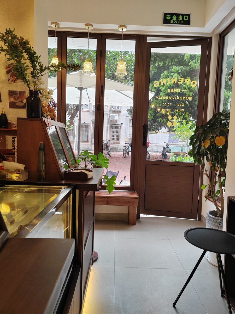 ClassyBlair's tweet photo. Coffee run win: picked up your favorite iced latte on the way over! Small gestures that turn days around ， https://t.co/E7bQwbePQx