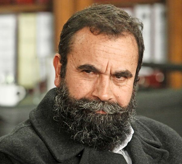 TheJanoMan_'s tweet photo. ¿Se acuerdan cuando Hugo Gutiérrez rasgaba vestiduras por la Junaeb en 2018? Ahora la PDI se lleva su celular por el caso SOSER y las platas de la alimentación escolar. Las vueltas de la vida (y de las licitaciones). Resultó bastante lucrativa la defensa del pueblo 💰
Un clásico. https://t.co/3oTzfhfZbF