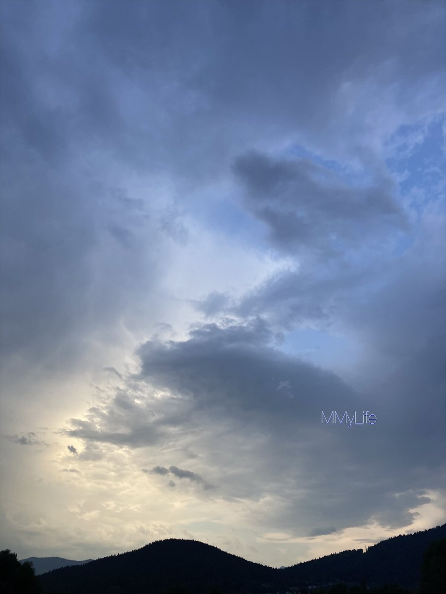 ManuelaMravlak's tweet photo. Magical glowing in the beautiful dark…✨
#NaturePhotography #Austria 🇦🇹
@StormHour @ThePhotoHour #Clouds ☁️🤍
#ThursdayFeeling #ThursdayBlue 💙 https://t.co/tjh0cENJ3p