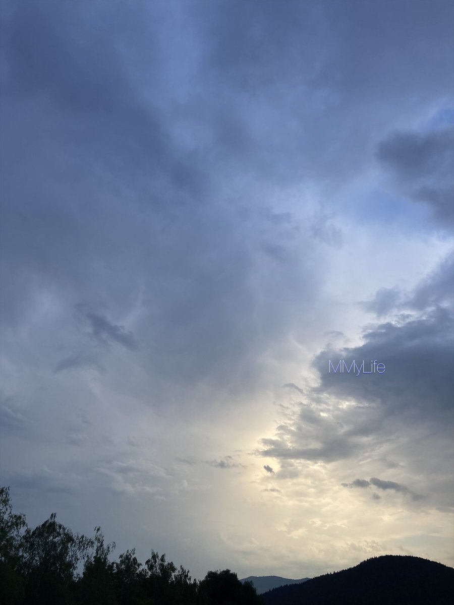 ManuelaMravlak's tweet photo. Magical glowing in the beautiful dark…✨
#NaturePhotography #Austria 🇦🇹
@StormHour @ThePhotoHour #Clouds ☁️🤍
#ThursdayFeeling #ThursdayBlue 💙 https://t.co/tjh0cENJ3p
