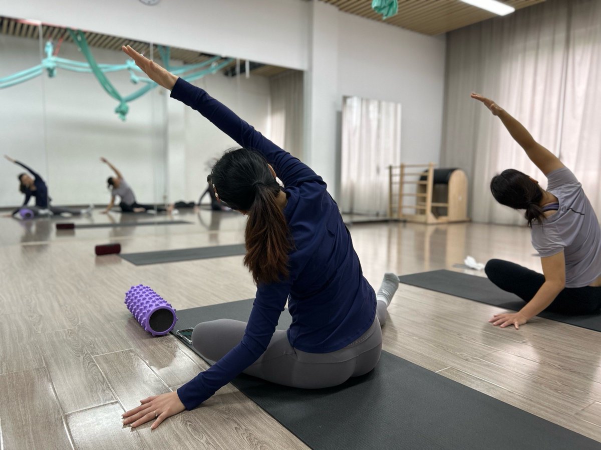 MuchlisMashud's tweet photo. Tried the immersive rooftop yoga with city night view tonight—every downward dog felt like floating with the skyline. Total game-changer for unwinding after work! https://t.co/jtX3kfoVSA