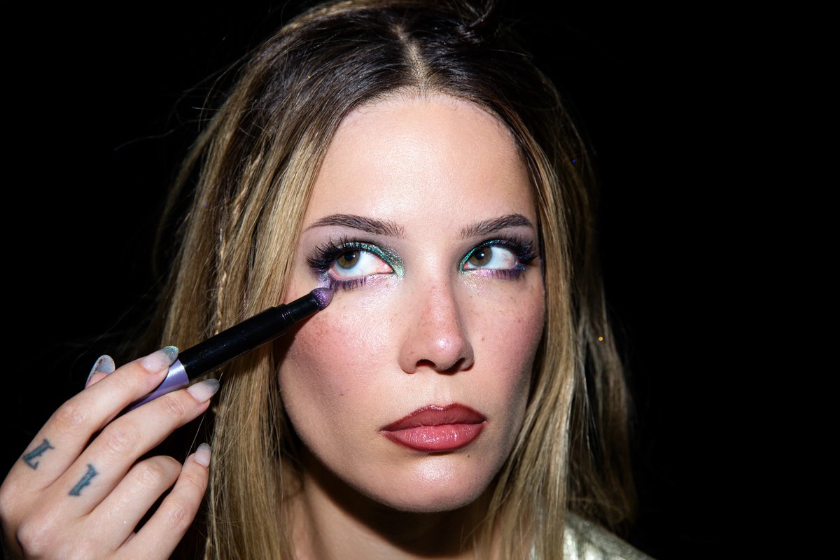 haIseylq's tweet photo. Halsey in new photos for about-face beauty. https://t.co/q4D0yLSgH0