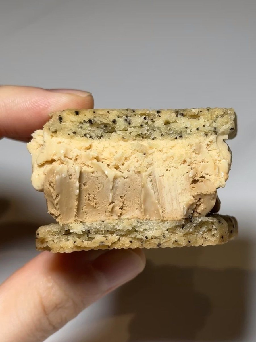 JennifferKa6v's tweet photo. Just grabbed a bag of the BEST salted caramel almond cookies at the market and I’m ready to share the joy! Tag a friend who needs a sweet pick-me-up https://t.co/A1JTpZWg05
