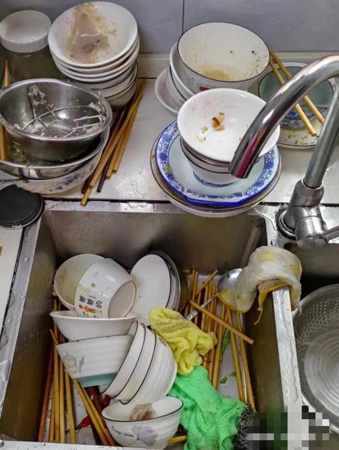 Eye33872781's tweet photo. Finally got the messy kitchen counters cleared after dinner—cramped space + half-washed plates = mission accomplished!， https://t.co/hSncjak6CB