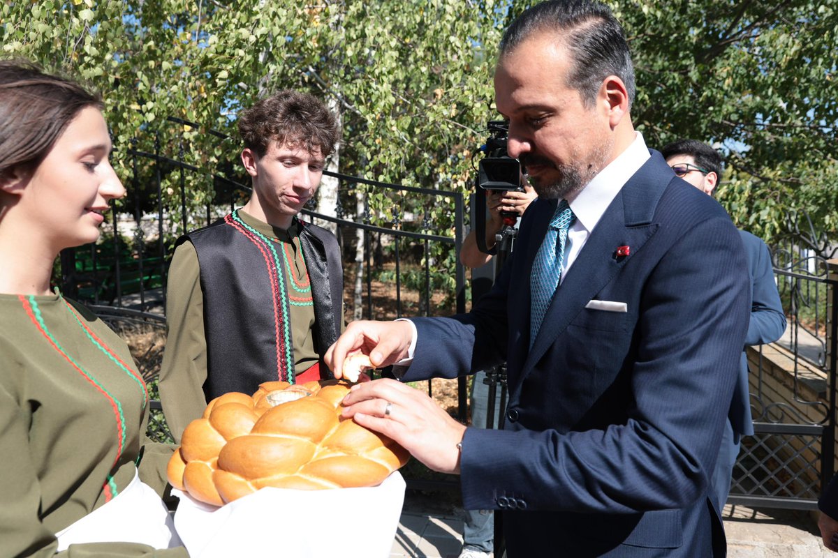 zorlu77's tweet photo. Türk dünyası ailemizin ayrılmaz parçası, kardeş Gagauz Özerk Yeri’ne ulaştık.

Ortak dil, tarih ve kültürel değerleri paylaştığımız Gagauzya ile hiç kopmayacak derin bağlara sahibiz. Gagauzya’nın özerkliği, refahı ve huzuru tüm Türk milletinin sevincidir.

Cumhurbaşkanımız Sayın @RTErdogan ‘ın liderliğinde bugüne kadar pek çok projeyi hayata geçirdik. Bundan böyle de kardeşlerimize destek vermeye devam edeceğiz. 

#Gagauzya #TürkDünyası
