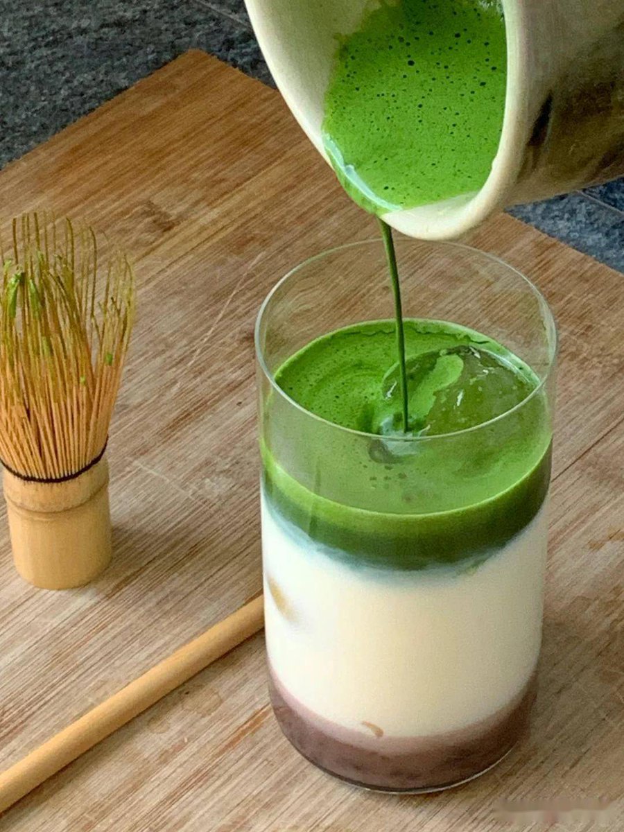 RsenaRenan's tweet photo. Just unearthed a hidden gem from the local bakery! Flaky matcha shortbreads paired with creamy red bean filling = my afternoon snack vibe locked in  Tag a mate who needs this tiny joy today!， https://t.co/zOMc4aJK1z