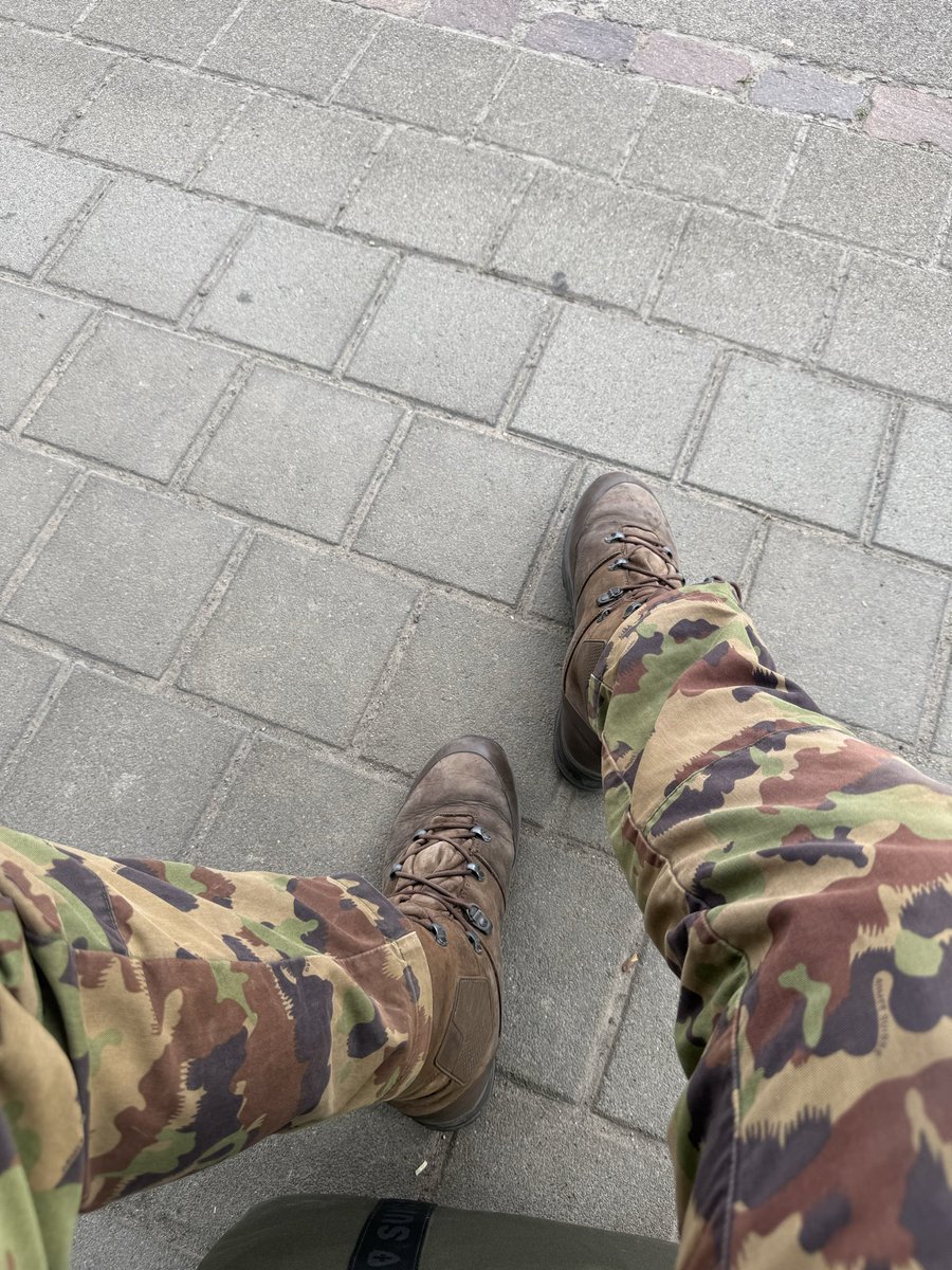 na8dqlm's tweet photo. on the way home from the army and can‘t think of nothing else but sending😭 https://t.co/5XG65QGcGN