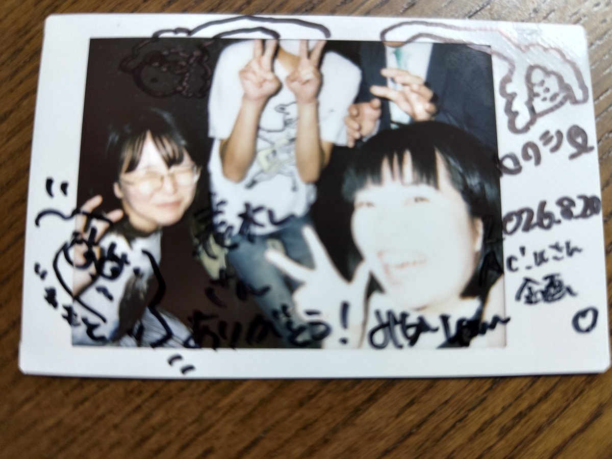 bikusari_vo's tweet photo. オフィスカジュアルズさんと自撮りチェキ！！自撮りチェキは初めてというオフィスカジュアルズさん！！見事に頭が切れてしまったので顔を足してもらいました！！ https://t.co/vITlnDtBo4
