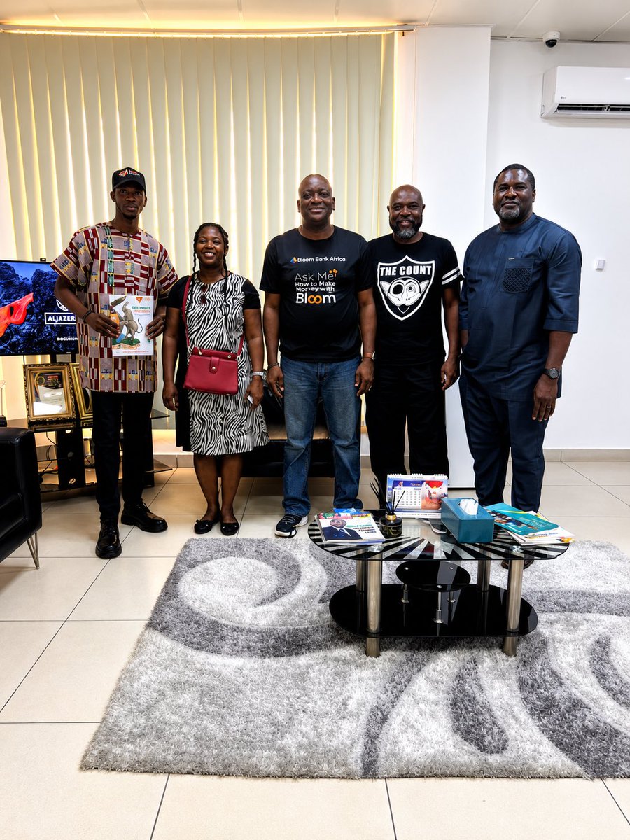 abaexportlab's tweet photo. 🇳🇬🇸🇱 Day 7 | 18 Aug, 2026

The Aba Export Growth Lab cohort met with Mr. Oluwole Shodiyan, Managing Director/CEO of Bloom Bank Africa, during the exhibition.

Following discussions around receiving payments during the fair, Bloom Bank proposed an interim electronic payment. https://t.co/d7VA74FvlZ