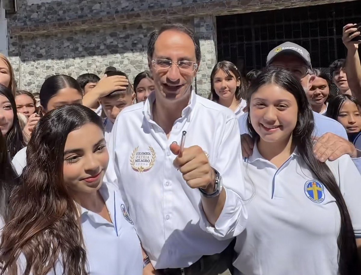 carogomezsn's tweet photo. ¿Cuando vieron a Petro, Verónica, Francia y su esposo hacer lo que están haciendo @ABDELAESPRIELLA @jrestrp Ana Lucia y Tatiana por los colombianos? …NUNCA

Gracias Dios por tener misericordia de Colombia 🇨🇴❤️

#ColombiaUnSoloCorazón https://t.co/nc253nURzn