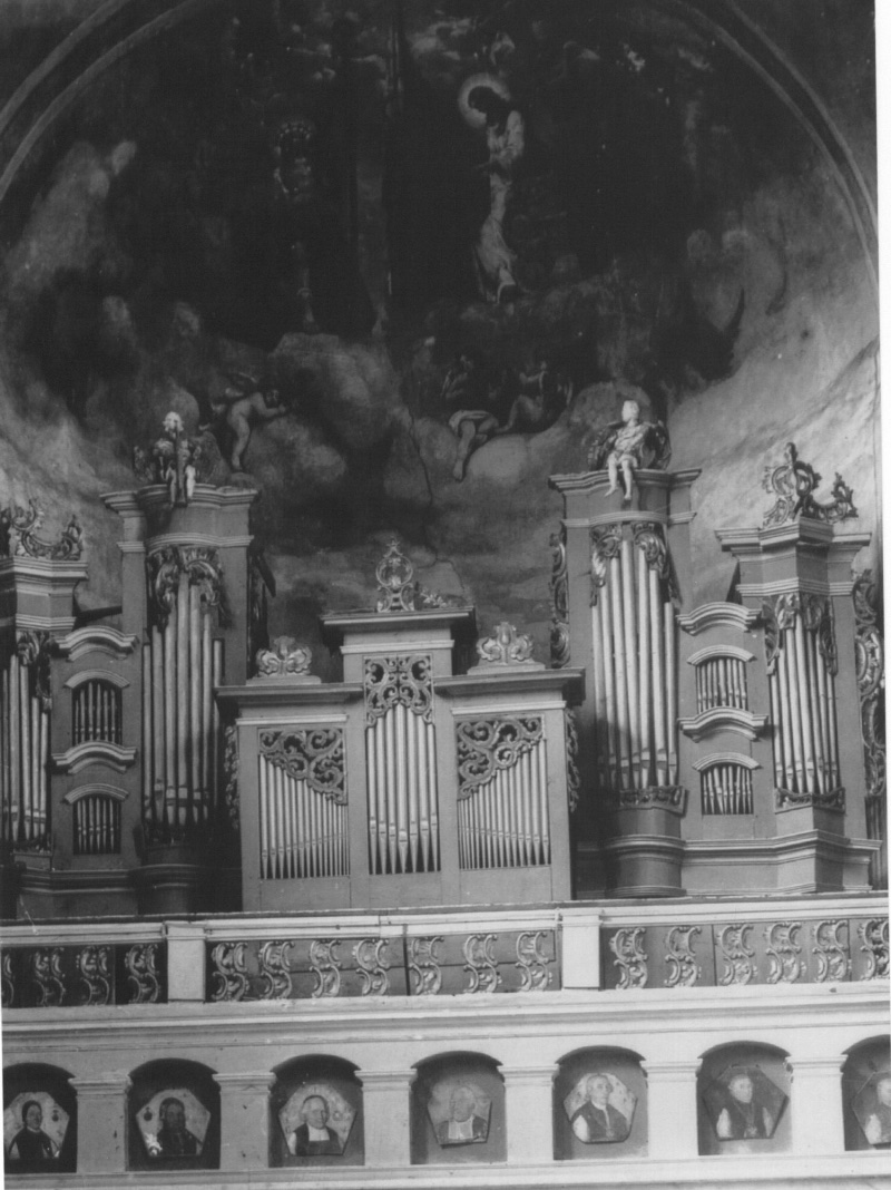 ajedrzak's tweet photo. W latach 1938-1939, tuż przed niemieckim atakiem i okupacją Polski, nasze muzea i galerie przeżyły najazd niemieckich "turystów", skrzętnie fotografujących zbiory i robiących szczegółowe notatki. 

Jednocześnie nakład opracowania Edwarda Chwalewika, opisującego prywatne kolekcje sztuki oraz biblioteki w wiejskich dworach i miejskich apartamentach, został wyczerpany, a tekst po cichu przetłumaczono na niemiecki.

Powyższe prawdopodobnie nie ma związku z faktem, że od czasów niemieckiego ataku i okupacji nie możemy się doliczyć ponad pół miliona dzieł sztuki i 70% cennych księgozbiorów.