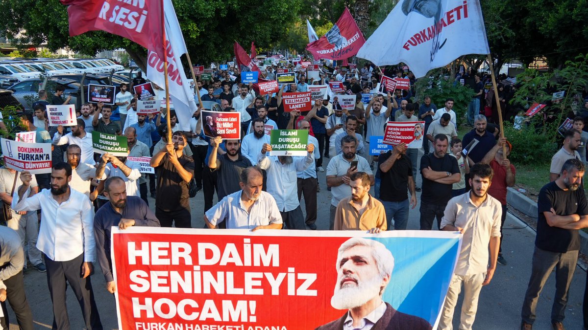 Furkan__susmaz's tweet photo. Adalet Bekleyişinde 2. Gün! 

Alparslan Hocamız, eşi ve diğer kardeşlerimiz için emniyet önünde bekleyişimiz devam ediyor.

Furkan Susmaz
AdanaEmniyetinin PlanıNe
#AdanaEmniyeti https://t.co/s4KhubsZ3m