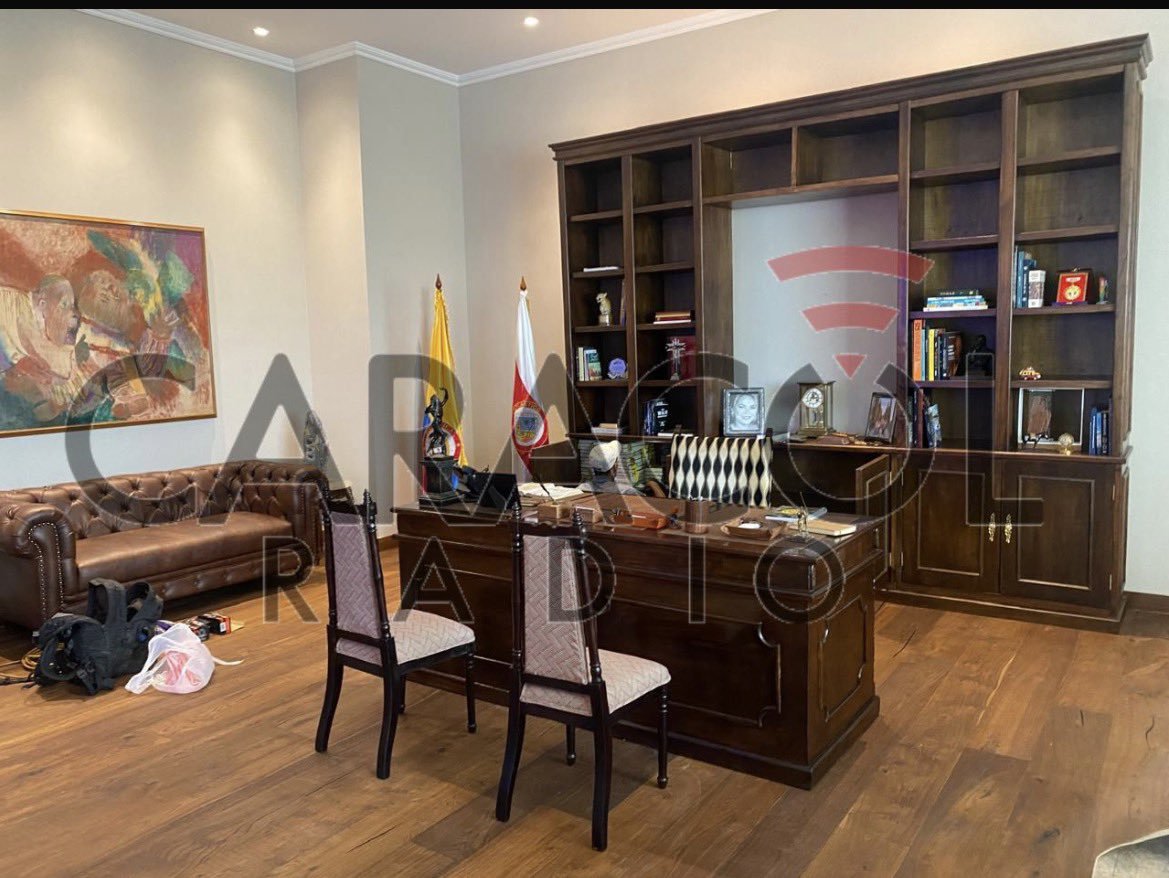 MigueLandarraga's tweet photo. Propongo una campaña de donación de libros para llenar la biblioteca presidencial sucursal Barranquilla.

¿Qué títulos recomendarían ustedes?

Empiezo yo: “Mal gusto. La política de lo feo.” de Nathalie Olah.

@JuanCarBotero https://t.co/ok3ylTLYsh