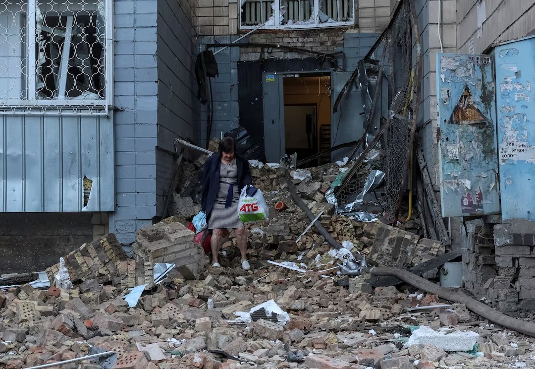 AlshabaniY's tweet photo. El 20 de agosto, Rusia empleó cinco categorías de misiles junto con drones contra Kyiv y la región de Kyiv. La combinación de distintas velocidades y trayectorias buscó sobrecargar la defensa aérea de la capital ucraniana. https://t.co/JMKg0494bU