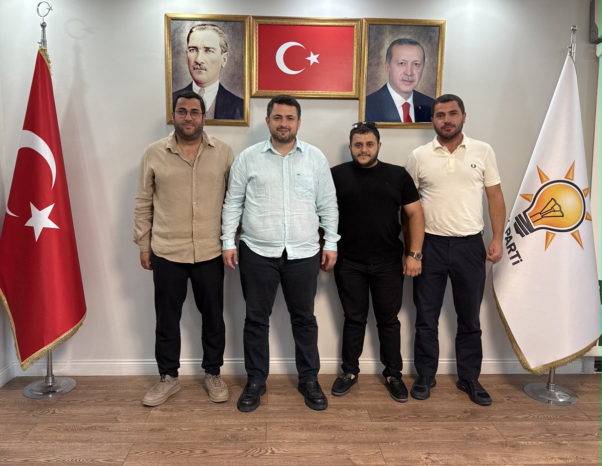 MimEmrahParlak's tweet photo. Değerli dostlarımız Malik Köse, Mustafa Kaçer ve Bülent Özcan ilçe başkanlığımızda misafirimiz oldu. İlçemizin bugününe ve yarınına dair çok keyifli, fikir dolu bir sohbet gerçekleştirdik.

Nazik ziyaretleri ve samimi sohbetleri için kendilerine teşekkür ediyor, çalışmalarında kolaylıklar diliyorum.