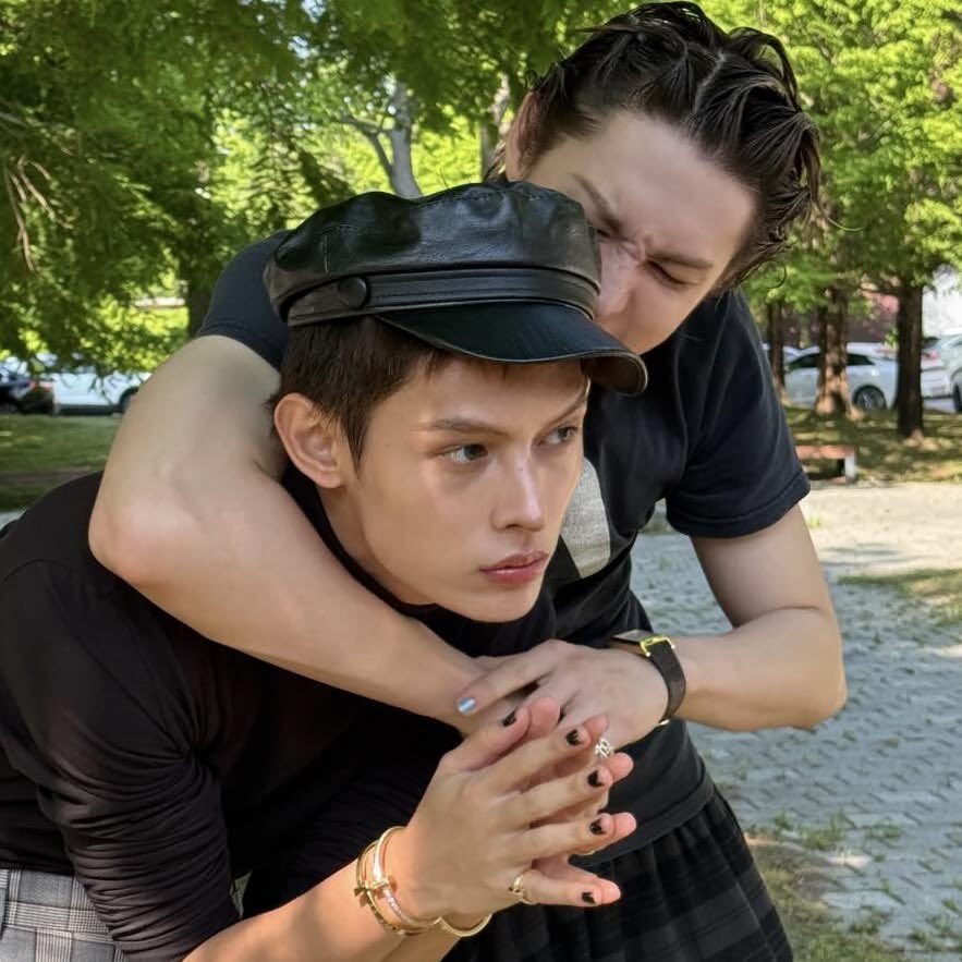 prodzbiased's tweet photo. "hug someone you love" 😔🩷 https://t.co/RKg7ZmJOIp