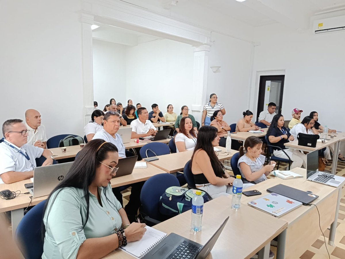 ESAPOficial's tweet photo. #Territoriales Por primera vez, la Territorial Huila, Caquetá y Bajo Putumayo realiza un encuentro de coordinadores de CETAP, reuniendo a quienes representan a la Escuela y mantienen una conexión directa con estudiantes, comunidades y territorios, generando un espacio de diálogo, integración e intercambio de experiencias entre todo el equipo de trabajo.
Durante el encuentro se abordaron temas académicos y administrativos relacionados con el programa de Administración Pública Territorial, carnetización, opciones de grado, bases de datos, plataformas institucionales y las estrategias de Bienestar Universitario.