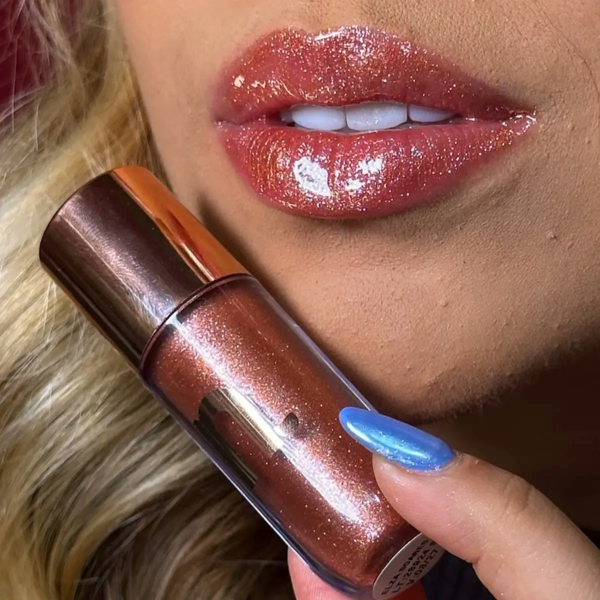 yongjee87's tweet photo. 💋 Aquele brilho que faz o look mudar na hora!

Gloss Instant Glow Glitter Nina Makeup ✨
💎 Efeito 3D
💧 Hidratação
✨ Brilho intenso
💄 Várias cores

🛒 Confira: https://t.co/k9IU6VLFpN

#GlossLabial #GlossComGlitter #NinaMakeup #Maquiagem #Beleza https://t.co/wJmqCCLUQ2