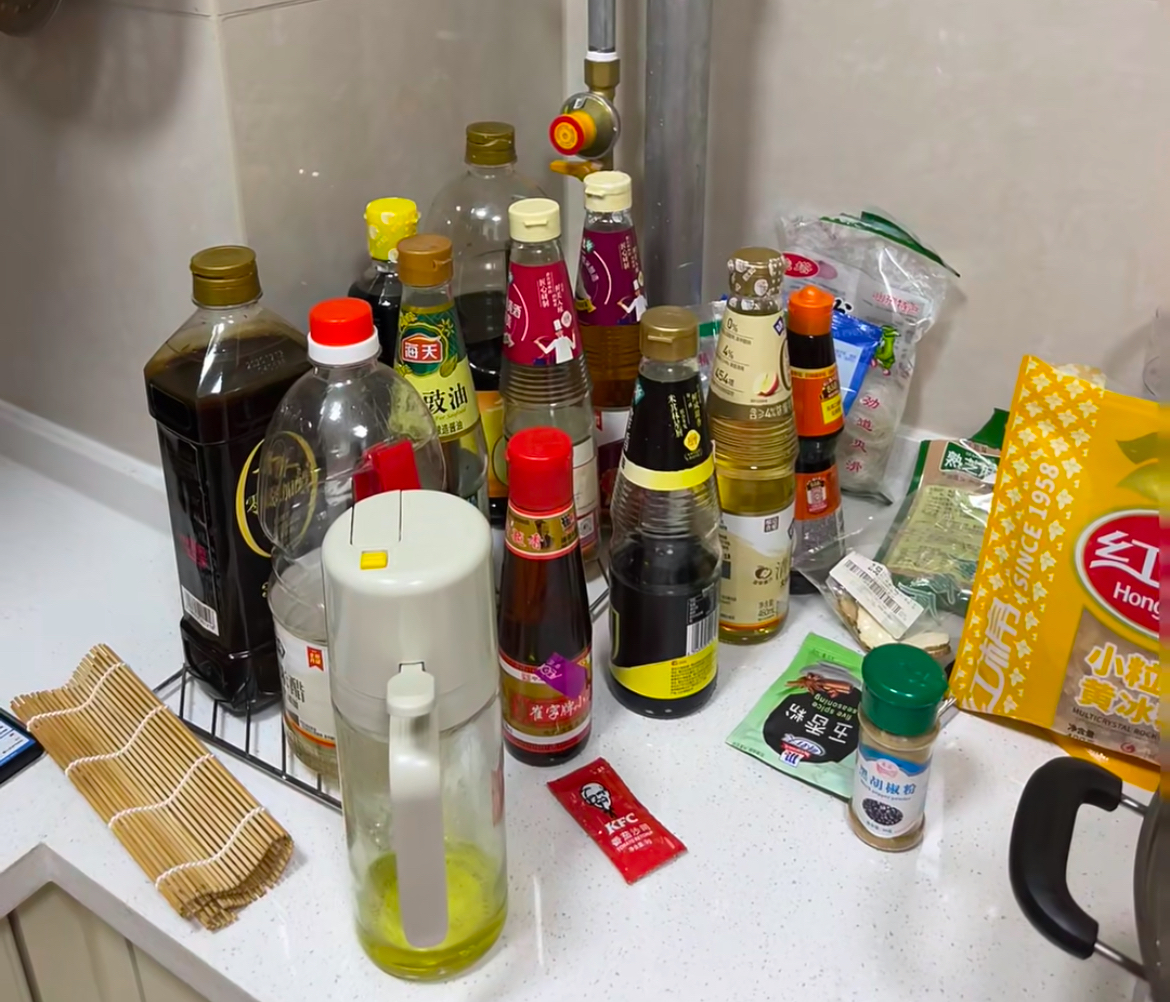 TiffanyMagpr9's tweet photo. Just spent 20 mins reorganizing the spice rack by the stove—now grabbing my go-to cumin is way faster while whipping up dinner. Small wins make cooking so much smoother!， https://t.co/UqteCt0MG1